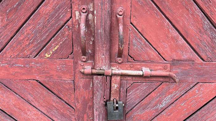 12 stilvolle und nachhaltige Möglichkeiten, alte Fenster und Türen wiederzuverwenden